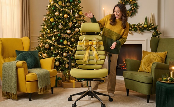 Eine Frau freut sich über einen ergonomischen Bürostuhl als Weihnachtsgeschenk
