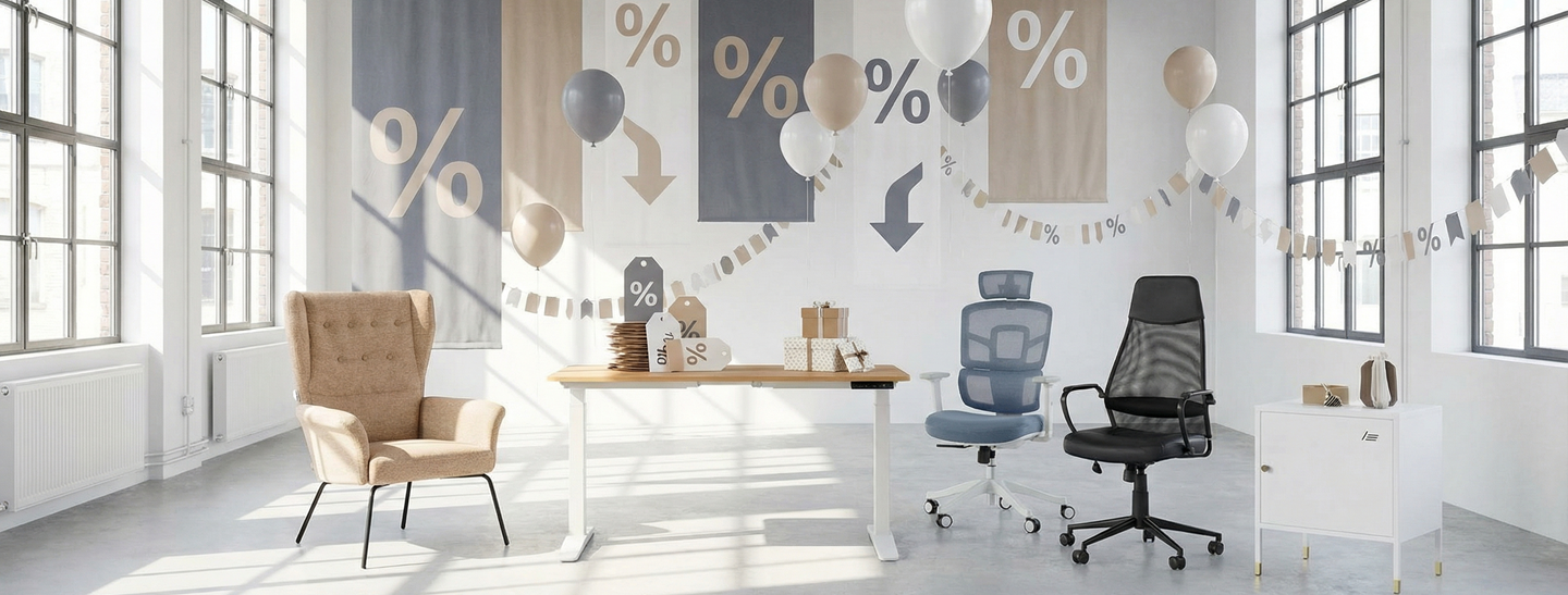 Verschiedene Bürostühle und Büromöbel im Sale stehen in einem weißen schlichten Raum und Ballons mit Prozenten schweben an der Decke