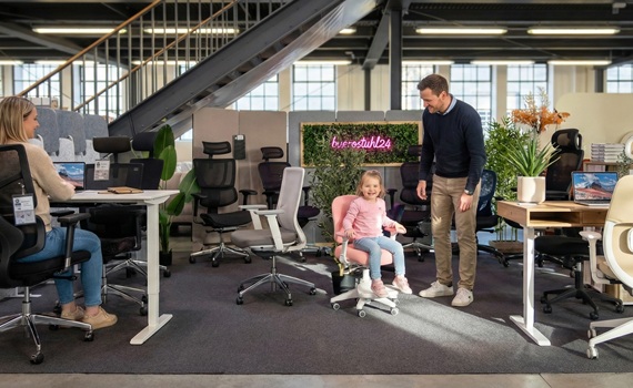 Showroom von buerostuhl24 in München mit vielen verschiedenen Bürostühlen und Schreibtischen zum Testen